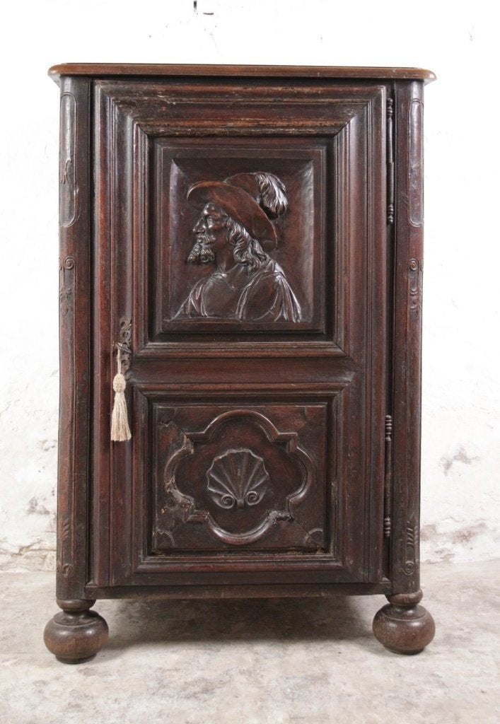 Petite armoire unique XVIIe siècle, portrait et coquille, Antiquités & Art, Enlèvement