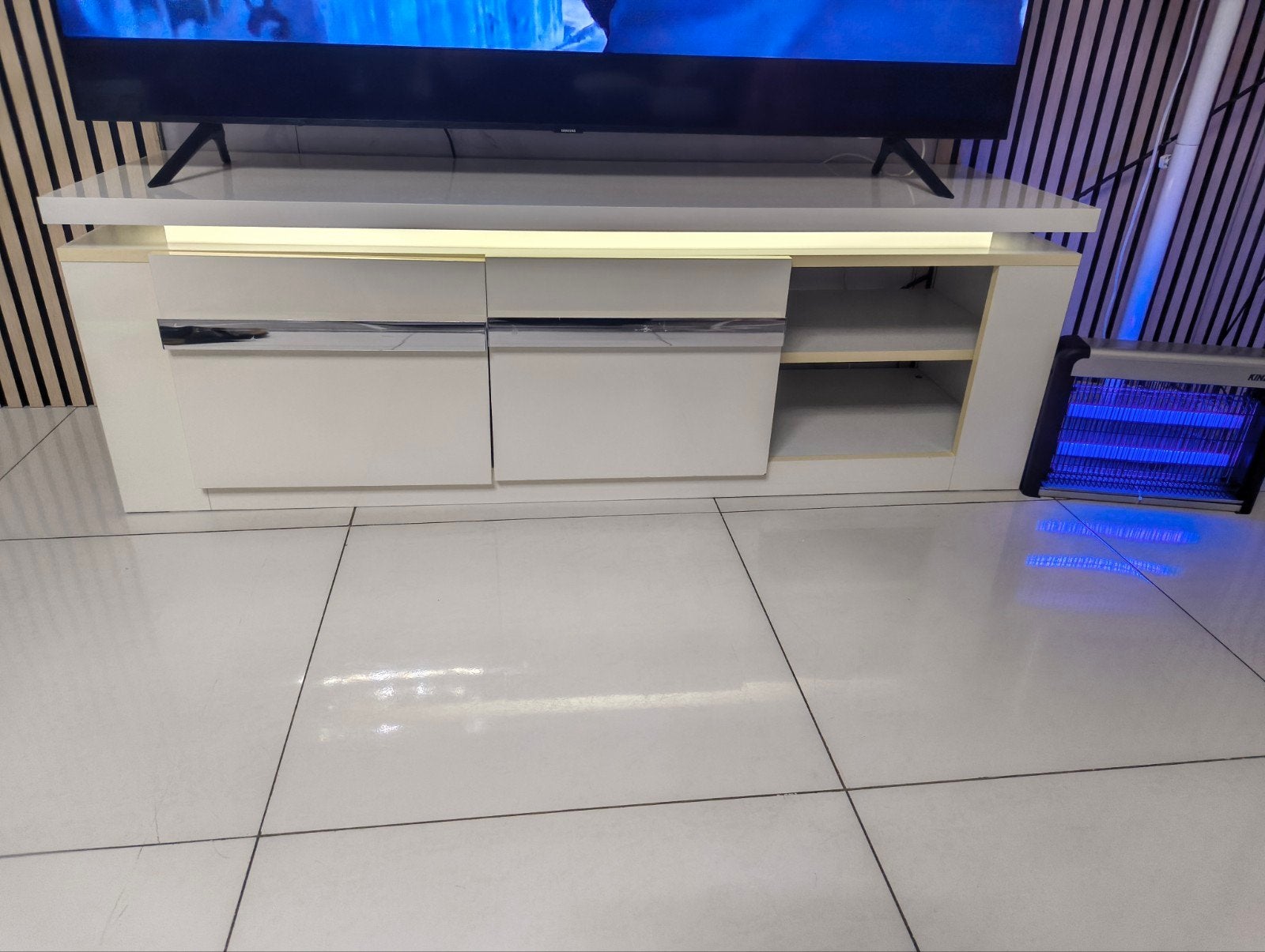 Tv kast met led licht, Huis en Inrichting, Ophalen, Zo goed als nieuw