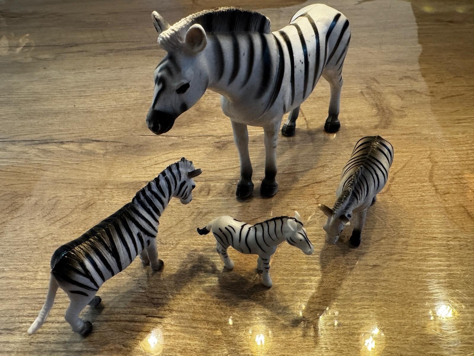 Ensemble de 4 zèbres - 3 grands et 1 petit, Animaux & Accessoires