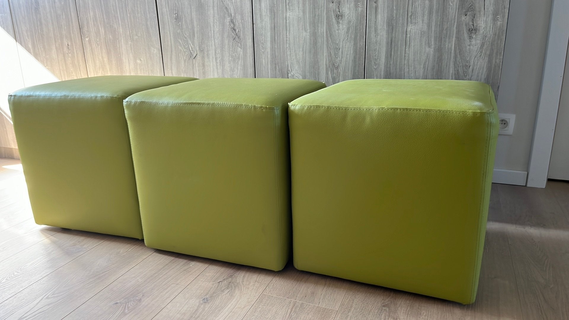 3 lederen poefs limoengroen 45x45x45, Huis en Inrichting, Ophalen, Zo goed als nieuw