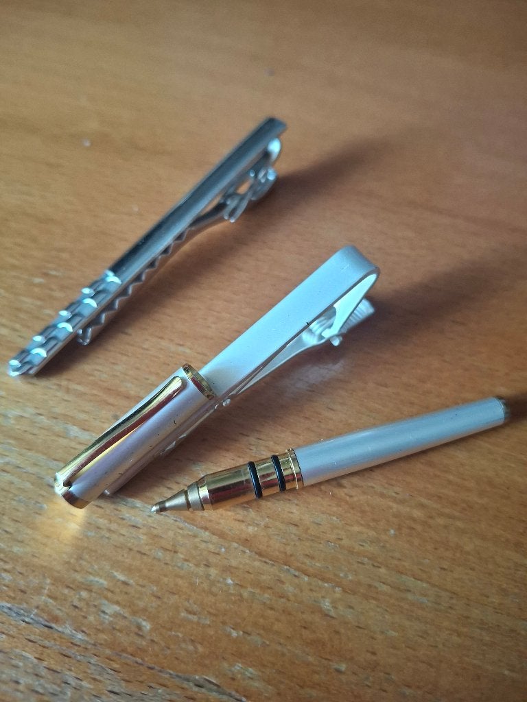 2 pinces à cravate, dont une unique avec un mini stylo !, Vêtements | Hommes, Cravates, Enlèvement ou Envoi, Comme neuf, Argenté