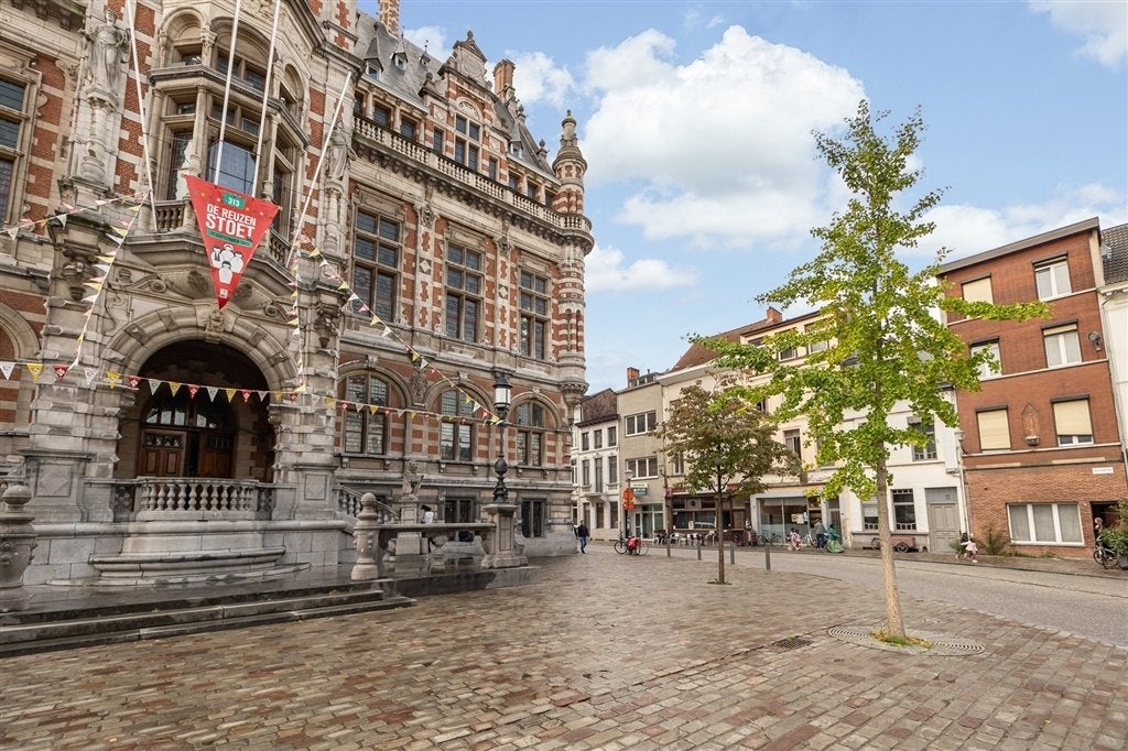 Ruim handelsgelijkvloers 150m² op MOORKENSPLEIN, Zakelijke goederen, 150 m², Koop, Horecaruimte