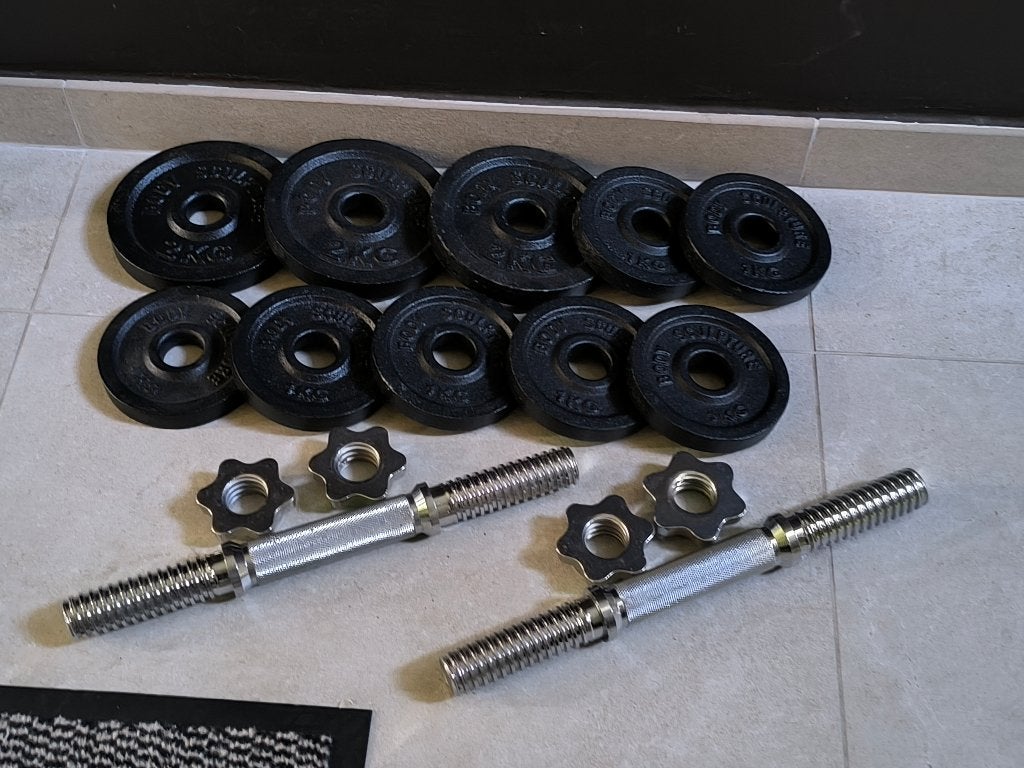 Halterset met zwarte gewichten (30mm), Sport en Fitness, Fitnessmaterialen, Ophalen, Gebruikt, Benen, Halterset