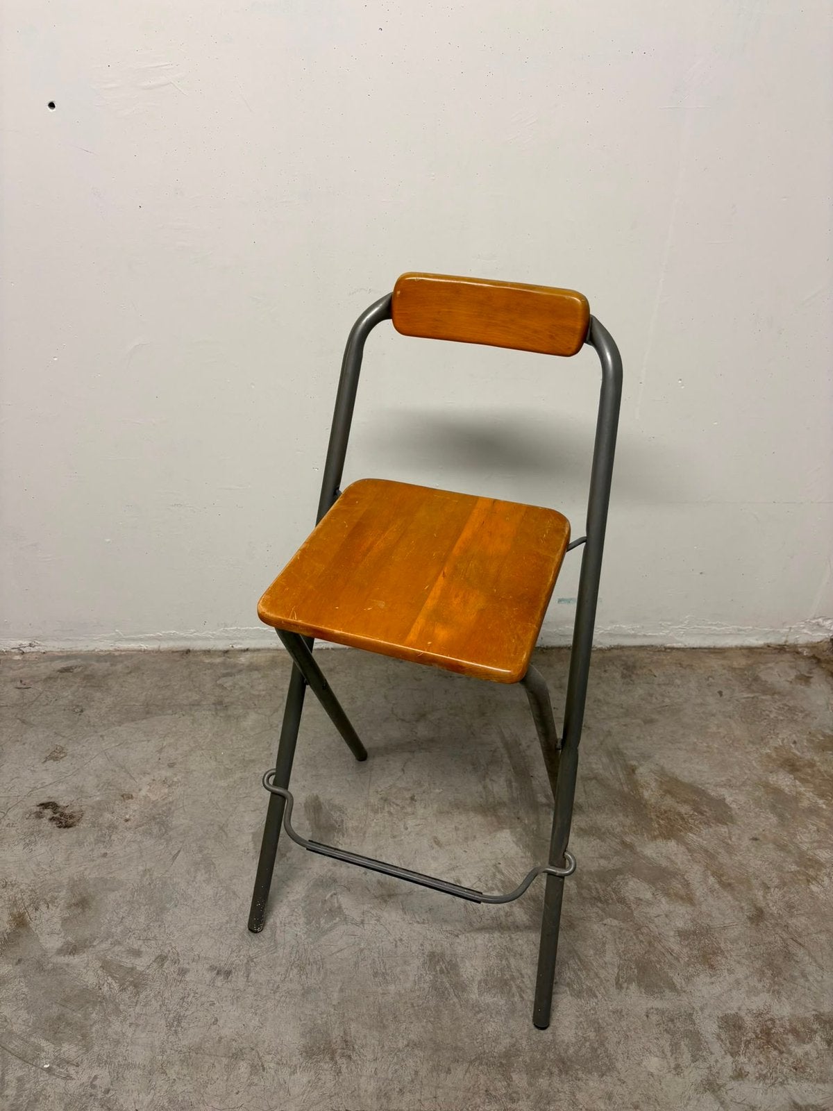 Lot de 2 chaises hautes pliantes en bois et métal, Avec repose-pieds, 2 tabourets, Enlèvement, Utilisé
