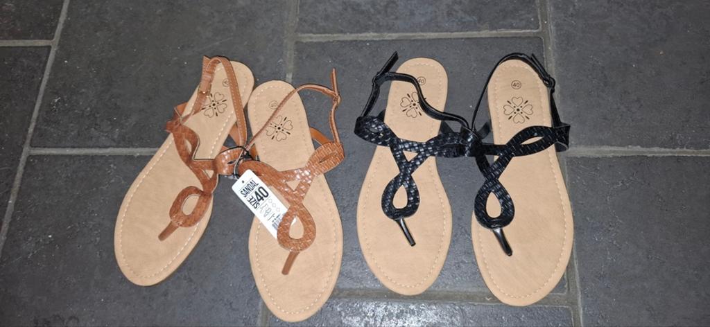 Diverse dames slippers en sandalen, Kleding | Dames, Schoenen, Ophalen of Verzenden, Slippers