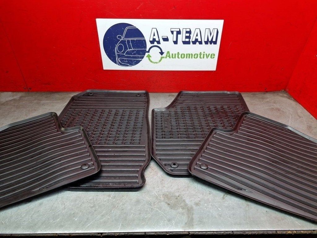 JEU DE TAPIS Skoda Fabia II Combi (01-2007/12-2015), Autos : Pièces & Accessoires, Utilisé, Info@skoda-auto.de, Skoda, Max-Planck-Straße  3-5
64331  Weiterstadt, DE
