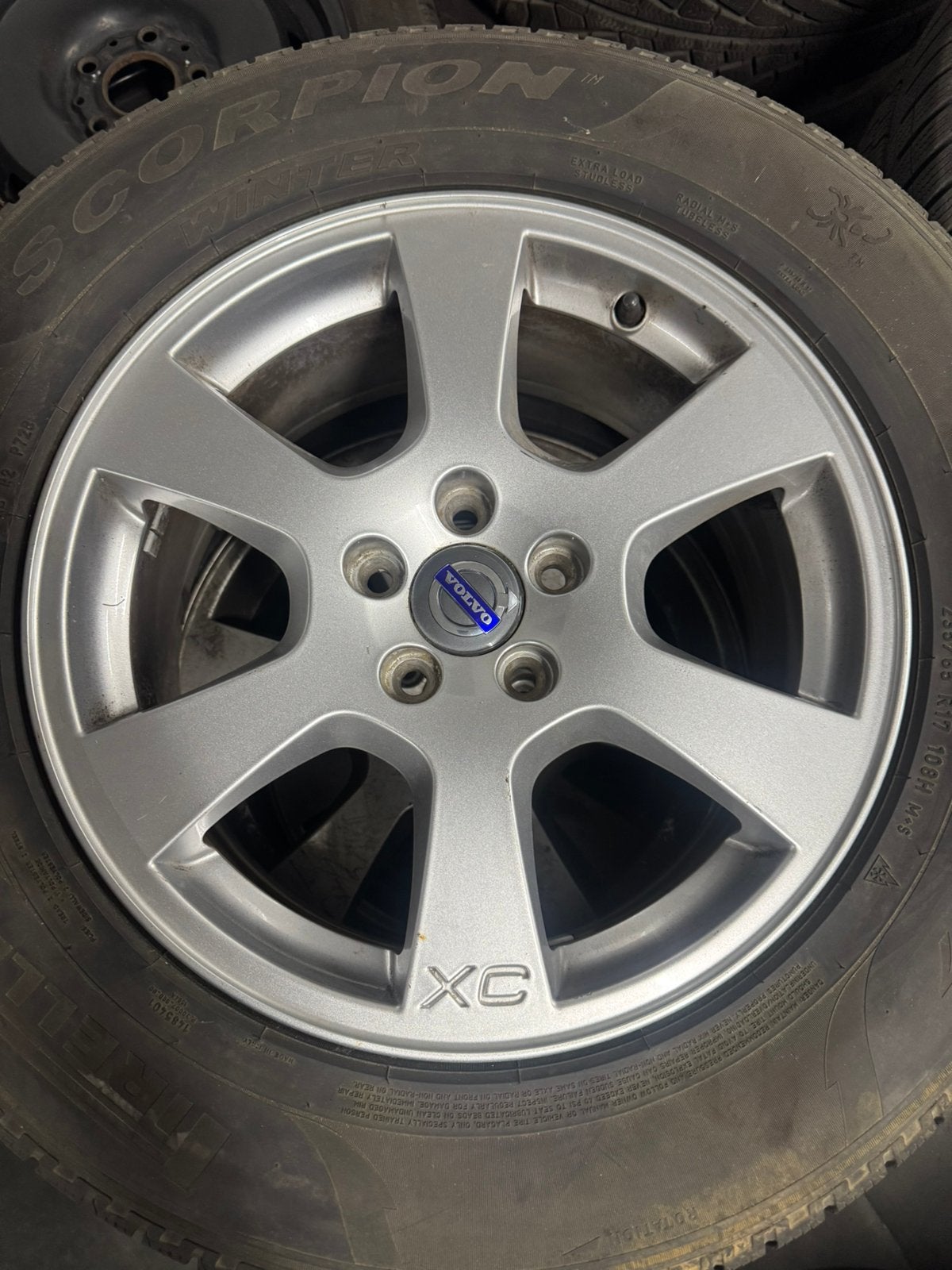 Volvo XC60 17” origine + Pirelli hiver 235/65 R17, Autos : Pièces & Accessoires, Pneus hiver, Enlèvement, Pneu(s), 17 pouces
