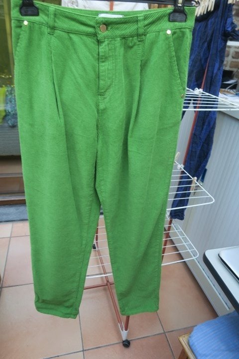 Broek nieuw groen geribd Essentiel mt 38 (28), Maat 38/40 (M), Nieuw, Ophalen of Verzenden, Essentiel Antwerp