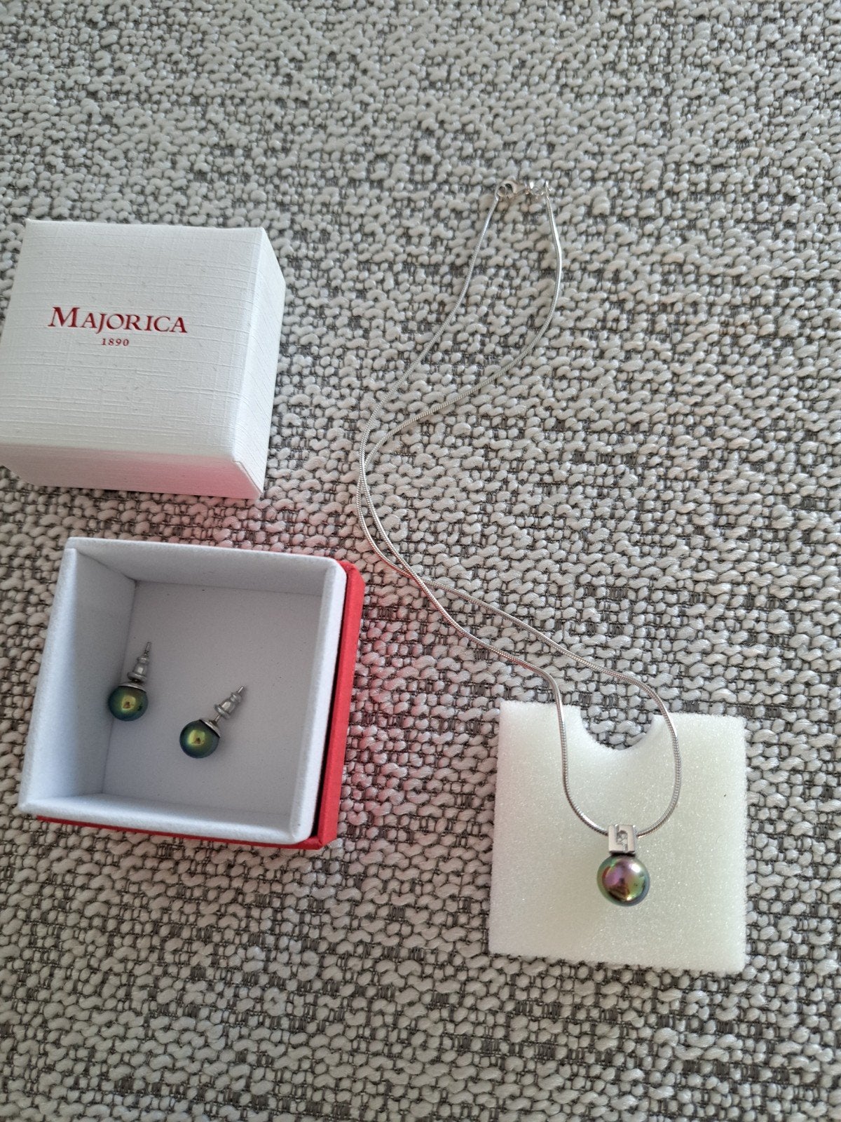 Ketting en oorbellen Majorica, Enlèvement
