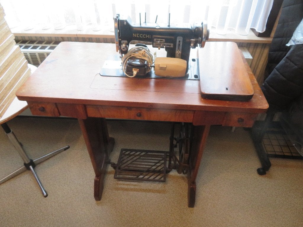 oude naaimachine merk Necchi, Antiek en Kunst, Ophalen