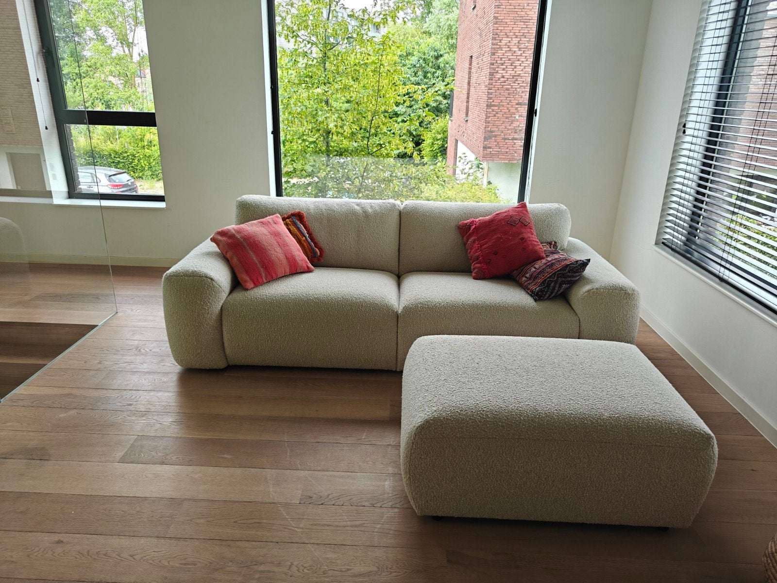 Moderne bouclé zetel + poef | 1 jaar oud | Nieuwprijs €1.600, Ophalen, Stof