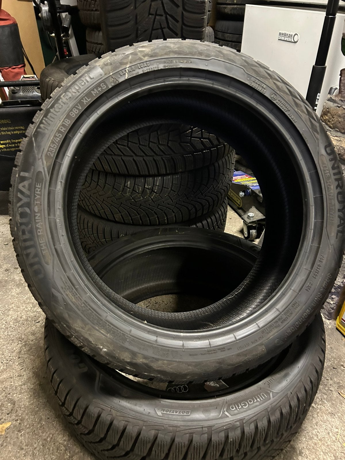 1 nouveau pneus hiver uniroyal 235/45/18.98V roue de secours, Enlèvement, Neuf