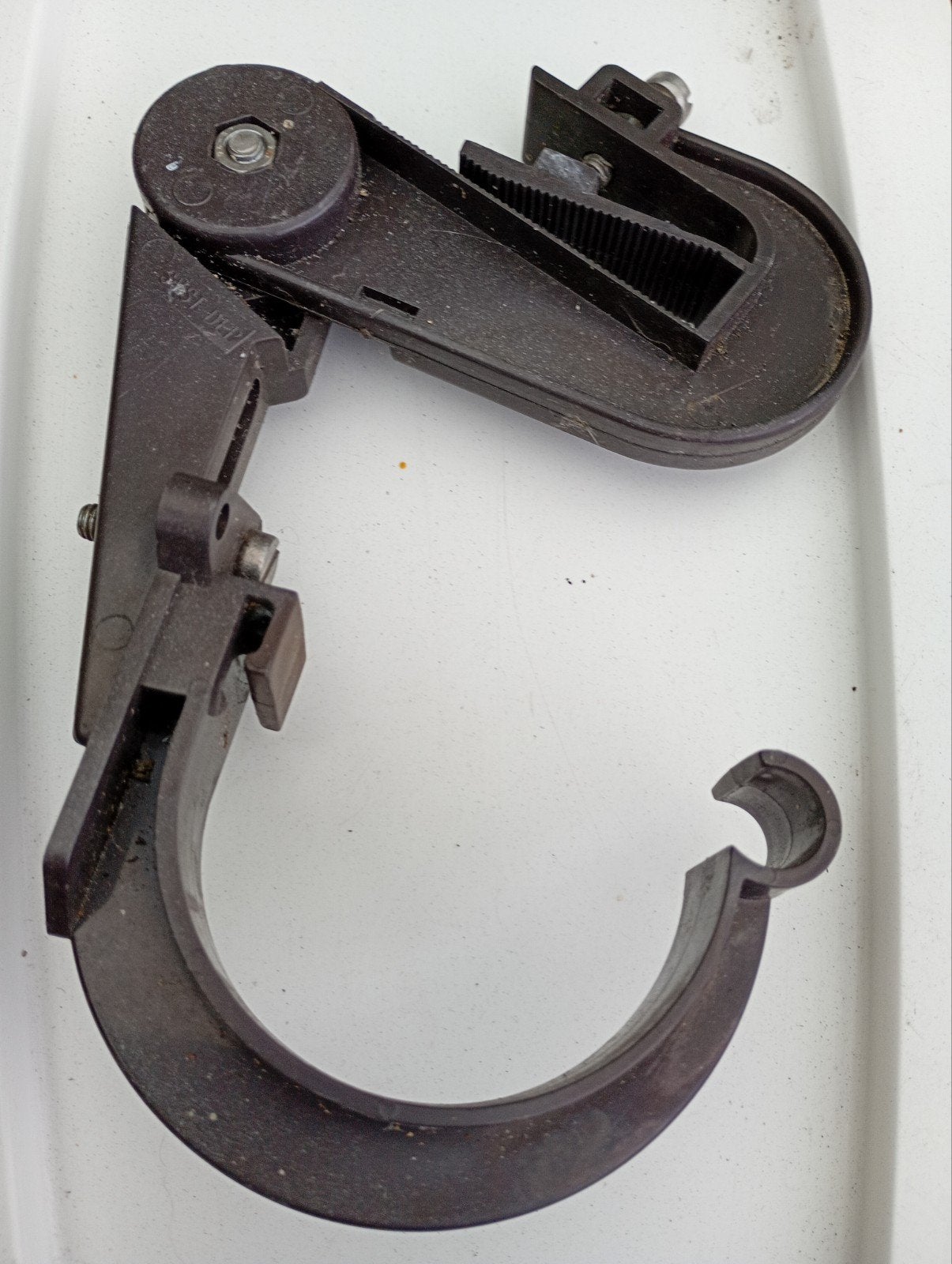 Grijze ophanghaken met bogen voor buis van 8 cm  11 stuks, Enlèvement