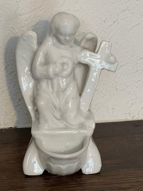 Bénitier ancien en porcelaine ange agenouillé avec une croix, Enlèvement