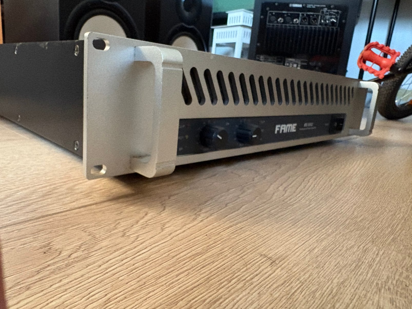 FAME MS 8002 power amplifier, Musique & Instruments, Amplis | Clavier, Moniteur & Sono, Enlèvement, Comme neuf