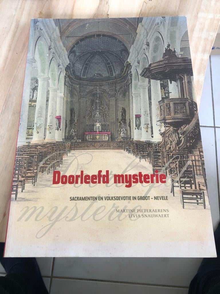 Doorleefd mysterie, sacramenten en volksdevotie in Groot-Nev, Boeken, Godsdienst en Theologie, Zo goed als nieuw, Christendom | Katholiek