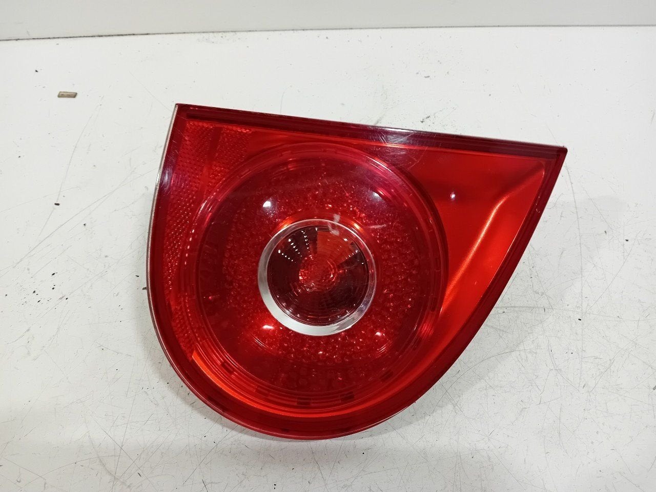 Achterlicht kofferdeksel achterklep links Volkswagen Golf, Onderdelen@venauto.nl, Van der Ven Autorecycling B.V., Gebruikt, Ettenseweg 76, 4706 PB Roosendaal, The Netherlands