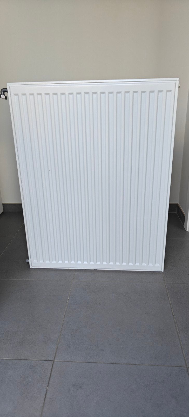 Radiateur à plaques avec valve thermique., Bricolage & Construction, Chauffage & Radiateurs, Enlèvement