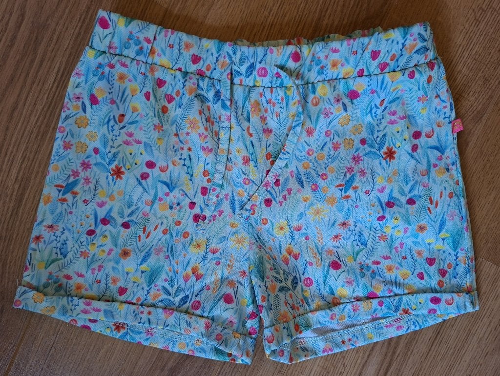 Someone groene short bloemetjes 128, Kinderen en Baby's, Kinderkleding | Maat 128, Broek, Gebruikt, Meisje, Ophalen of Verzenden