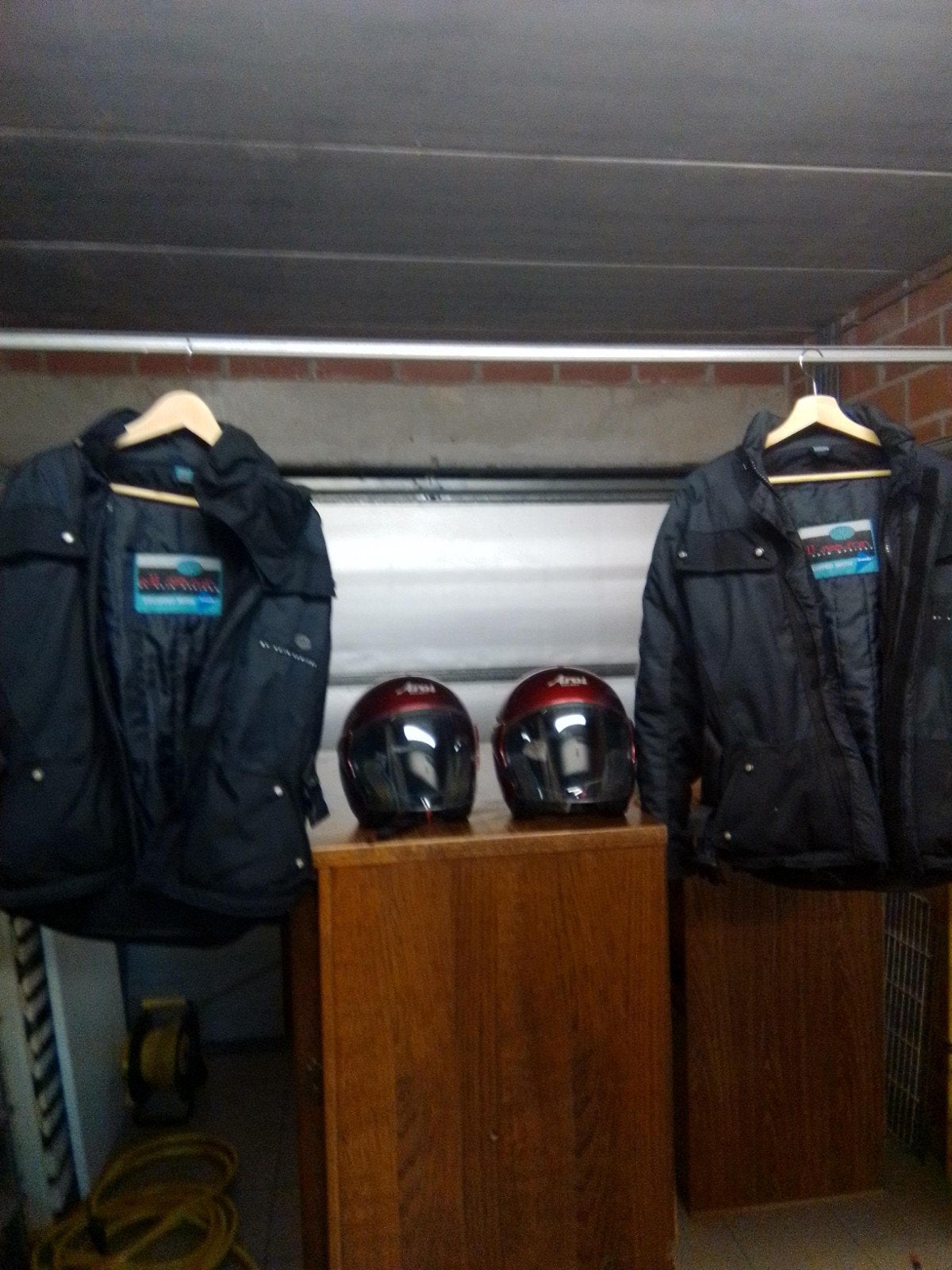 2 motor vesten en 2 helmen, Ophalen
