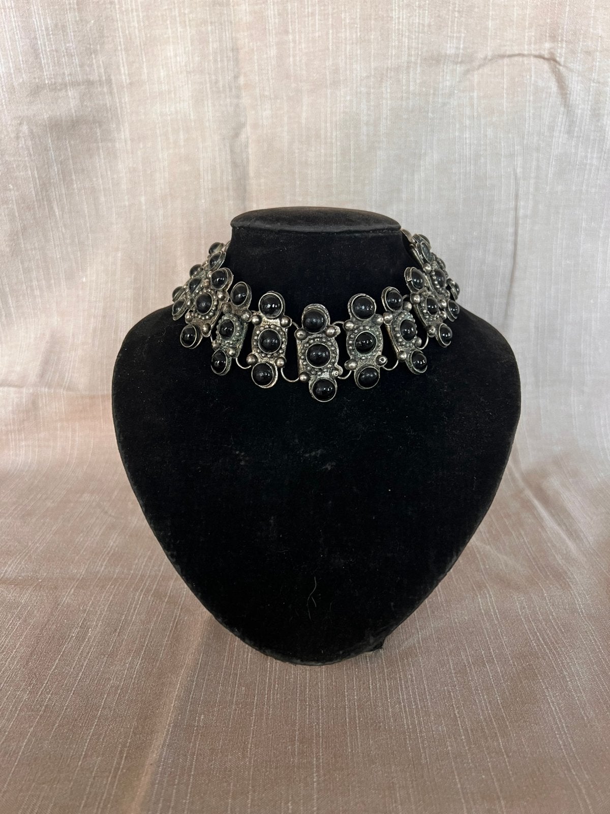 Halsband met zwarte steentjes, Bijoux, Sacs & Beauté, Enlèvement ou Envoi, Comme neuf, Noir