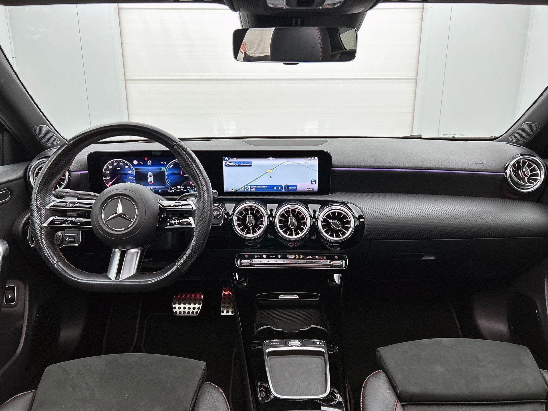 Mercedes-Benz A-Klasse 250 e Berline AMG Line | Panoramisch, Auto's, Stof, Gebruikt, Zwart, 16 kWh