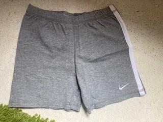 Nike short, maat 128-140, grijs/wit, Broek, NIKE, Jongen of Meisje, Ophalen of Verzenden