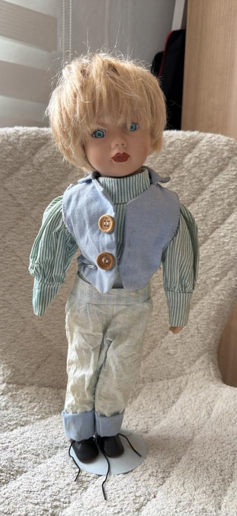 ANTIEKE POP UIT COLLECTIE PORSELEIN, Verzamelen, Ophalen, Zo goed als nieuw, Pop