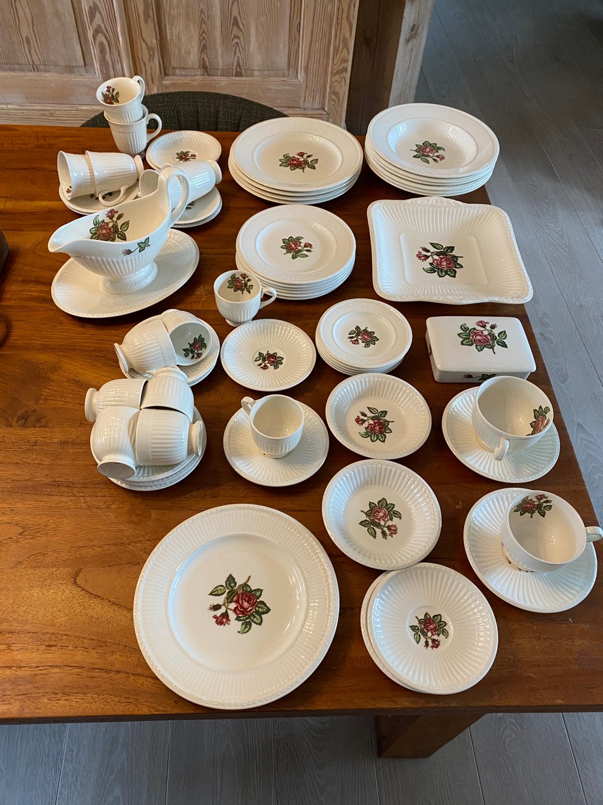 Servies wedgwood moss rose 43 delen, Maison & Meubles, Service complet, Enlèvement ou Envoi, Poterie, Comme neuf