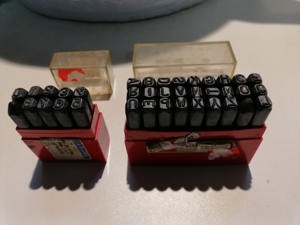 Jeu de chiffres et lettres à frapper hauteur 6 mm état impec, Enlèvement, Comme neuf, Autres types