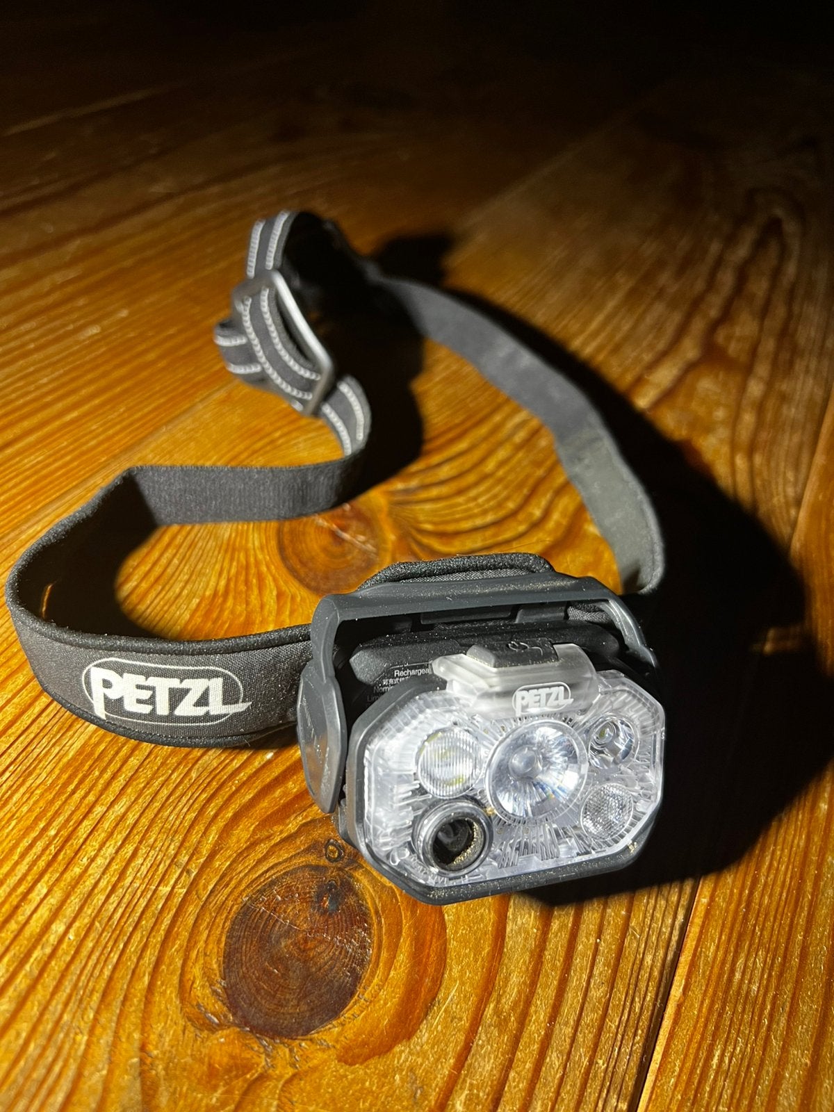 Lampe frontale légère Petzl Swift 1200 lumens 90 grammes, Enlèvement ou Envoi, Comme neuf, Accumulateur