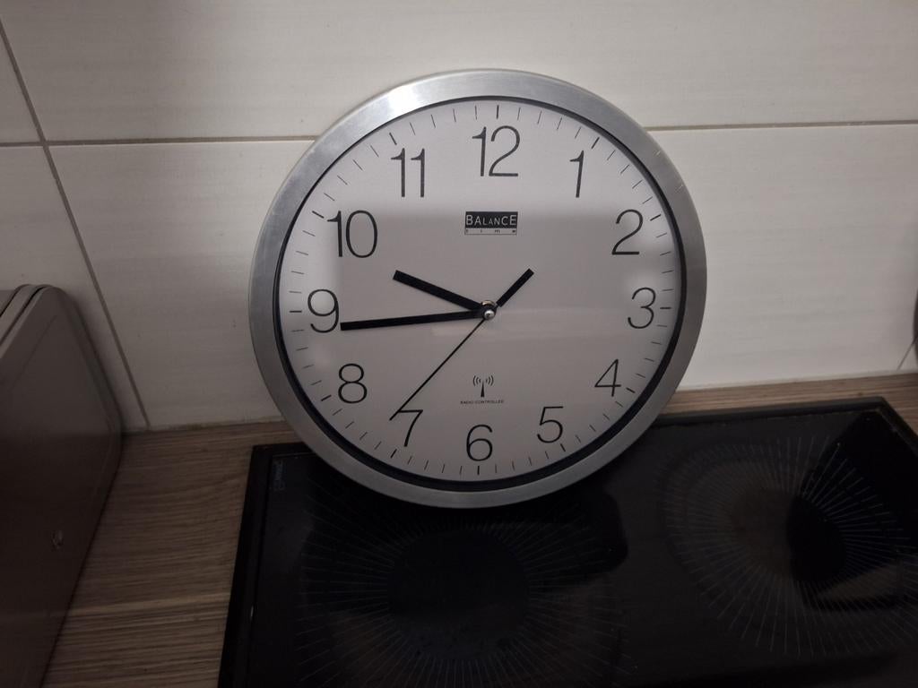 Radiogestuurde wandklok  diameter 30cm, Huis en Inrichting, Woonaccessoires | Klokken, Ophalen, Zo goed als nieuw, Wandklok