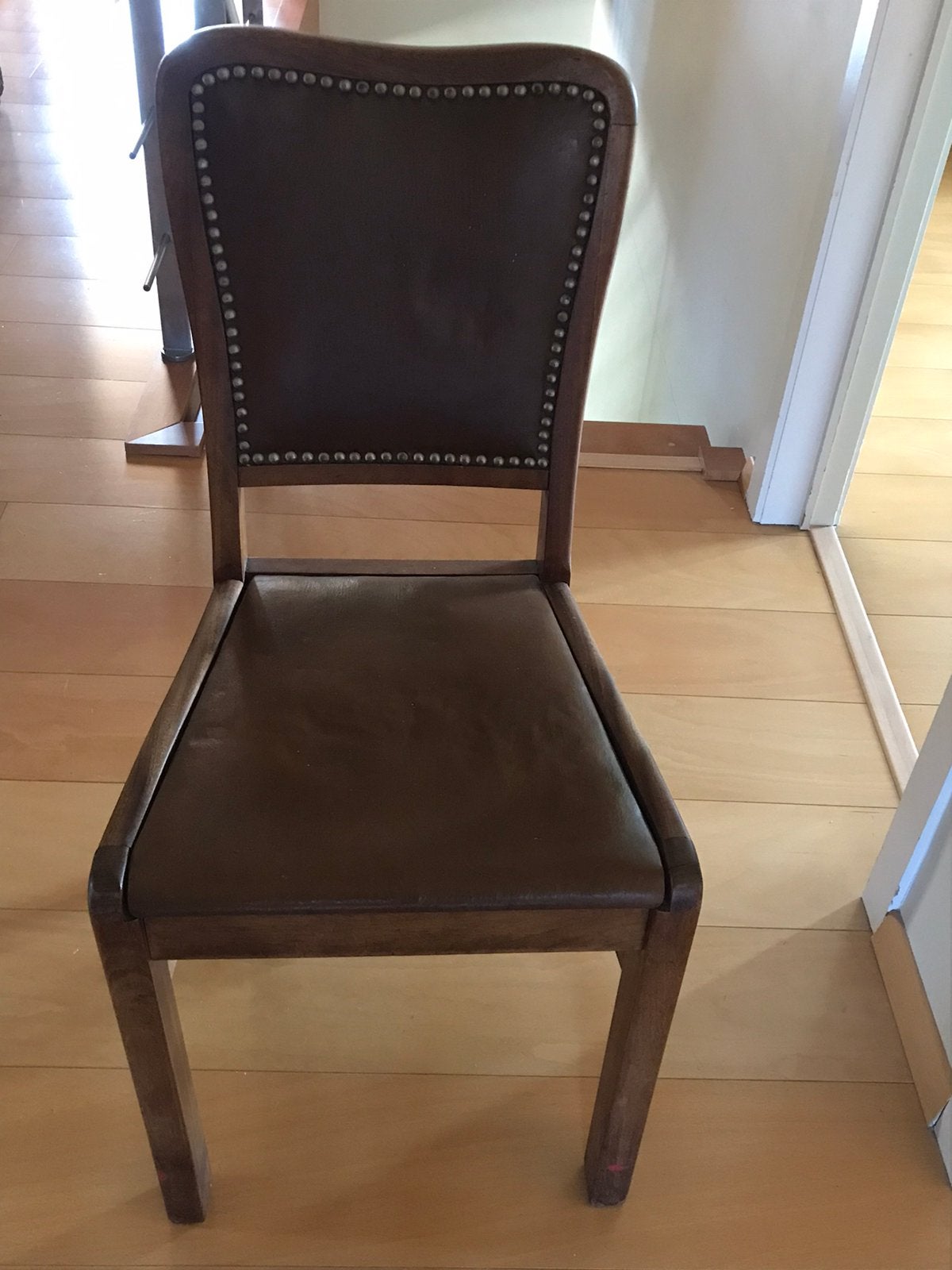 3 Stoelen met spijkers, Ophalen