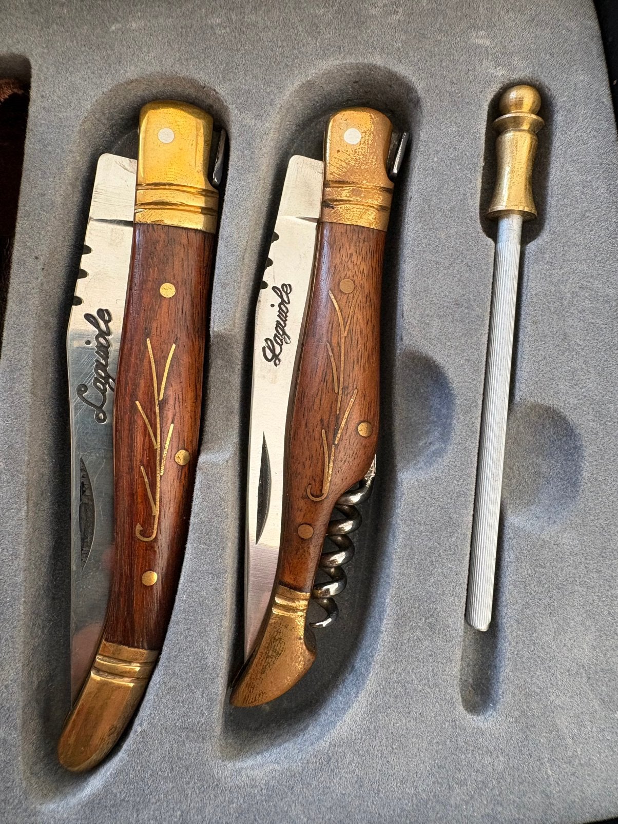Coffret Laguiole - 2 couteaux pliants + fusil + étui cuir, Maison & Meubles, Cuisine | Couverts, Enlèvement ou Envoi, Laguiole