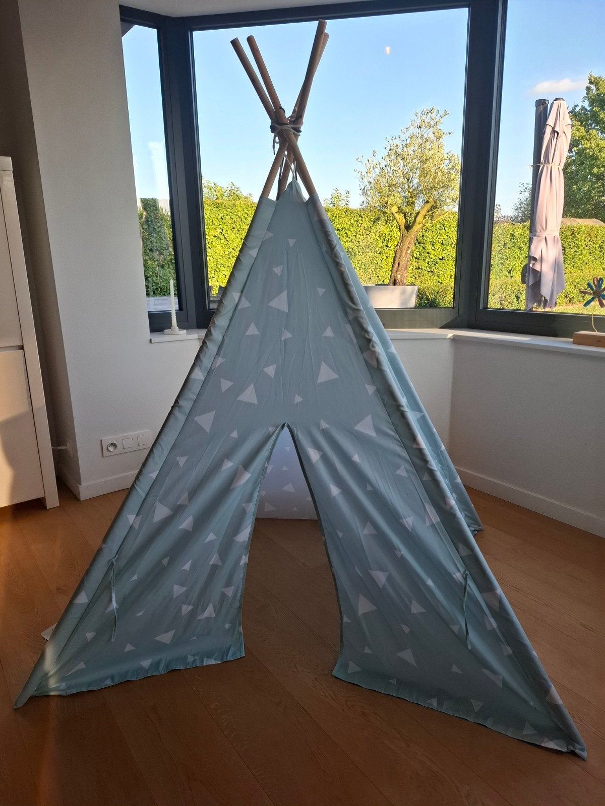 Tipi speelgoed tent, blauw met witte driehoekjes, Enfants & Bébés, Jouets | Tentes de jeu, Enlèvement, Comme neuf