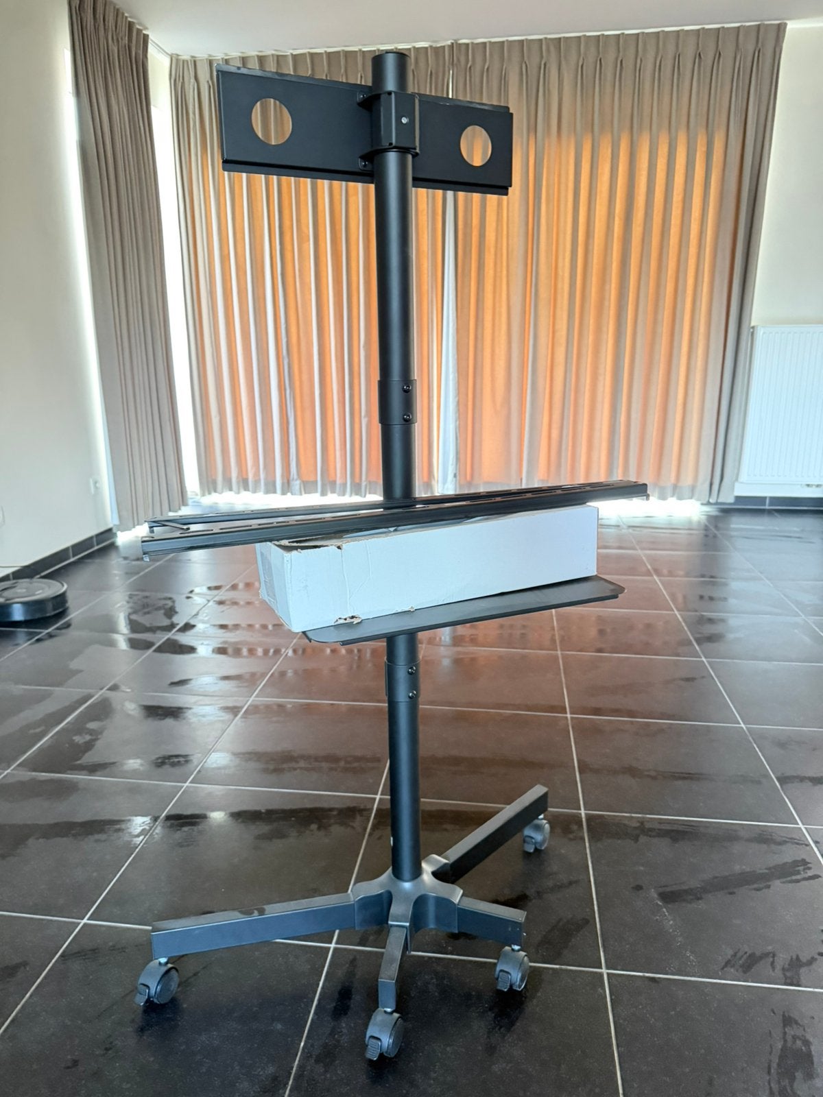 Mobiele tv-standaard met wieltjes, Elektronische apparatuur, Zonnebanken en Gezichtsbruiners, Ophalen, Zo goed als nieuw