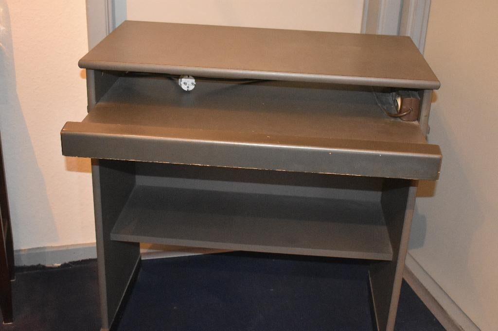 stevige houten computertafel merk "shneider, Enlèvement, Comme neuf