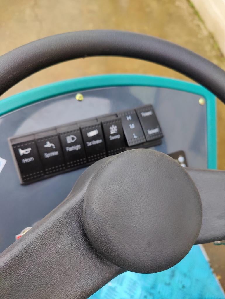 Nieuwe veegmachine Nycheki, Ophalen