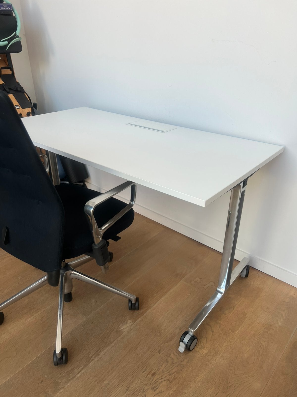 Mooie witte bureau, kantelbaar en verrijdbaar, Ophalen, Gebruikt, Met wielen, 70 cm