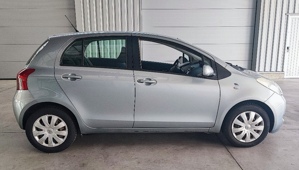 TOYOTA YARIS EXPORT/HANDELAAR 1.3i Follow Me 5d +AC+GPS, Auto's, Toyota, Voorwielaandrijving, 4 cilinders, Bedrijf, 1298 cc