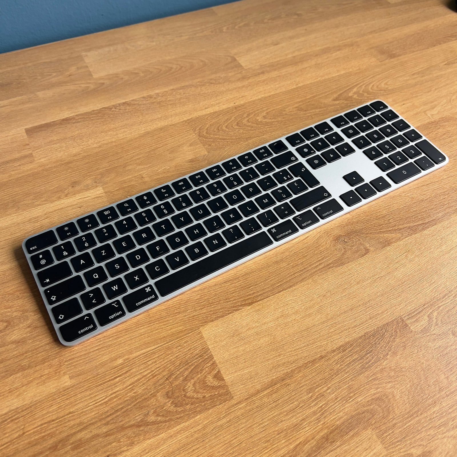 Clavier magique Apple Touch ID AZERTY, Enlèvement, Azerty, Comme neuf, Touch ID