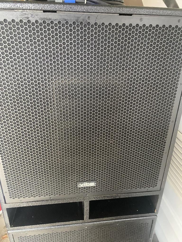 2 haut parleur Sub vibe 18", Audio, Tv en Foto, Luidsprekerboxen, Subwoofer, Zo goed als nieuw, 120 watt of meer, Ophalen