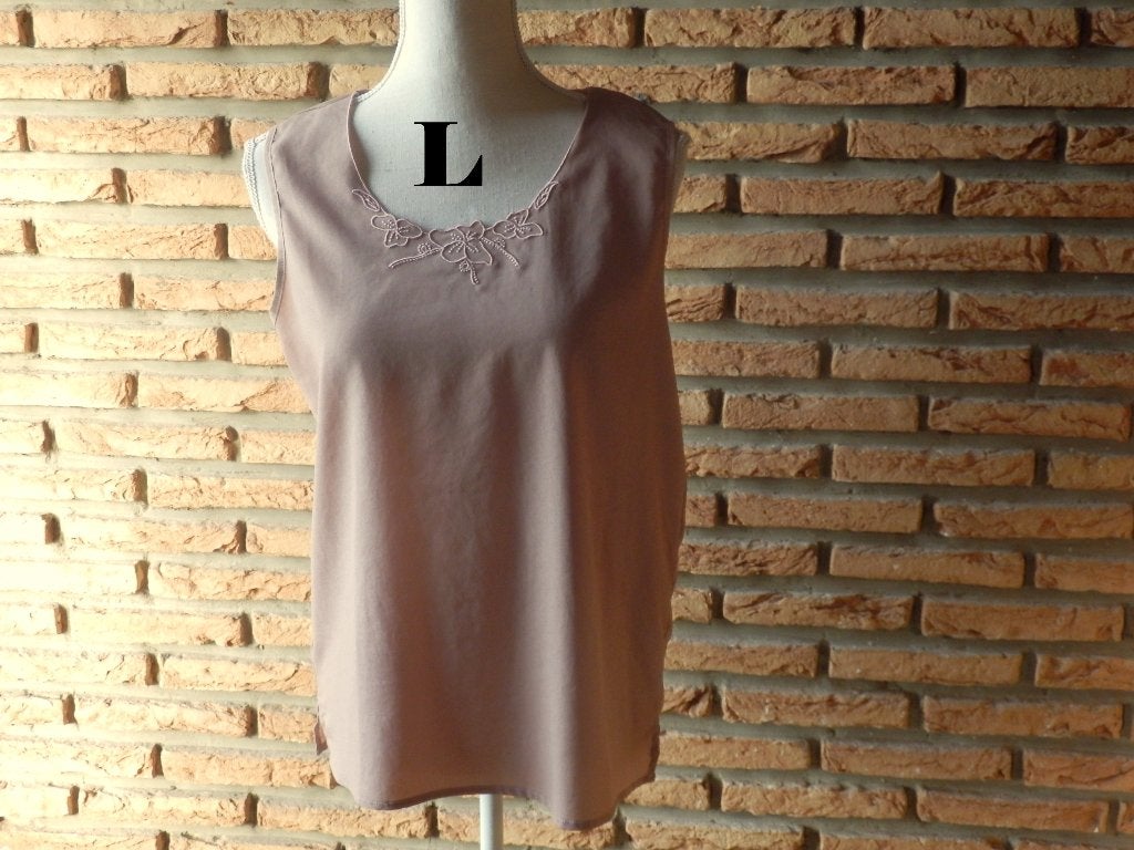 (139)- top femme t.L beige, Kleding | Dames, Topjes, Zo goed als nieuw, Maat 38/40 (M), Beige, Zonder mouw, Ophalen of Verzenden