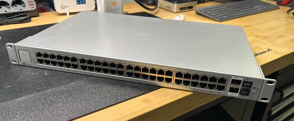 UniFi Switch 48 US-48, Computers en Software, Netwerk switches, Ophalen of Verzenden, Gebruikt