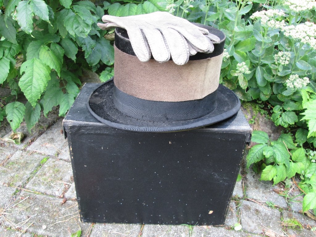 Antieke hoedendoos met hoge hoed en lederen handschoenen, Antiek en Kunst, Ophalen of Verzenden