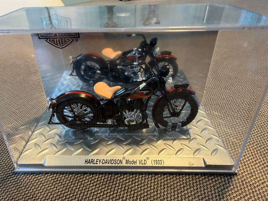 Modèles Harley-Davidson dans une boîte en acrylique, Enlèvement ou Envoi, Comme neuf