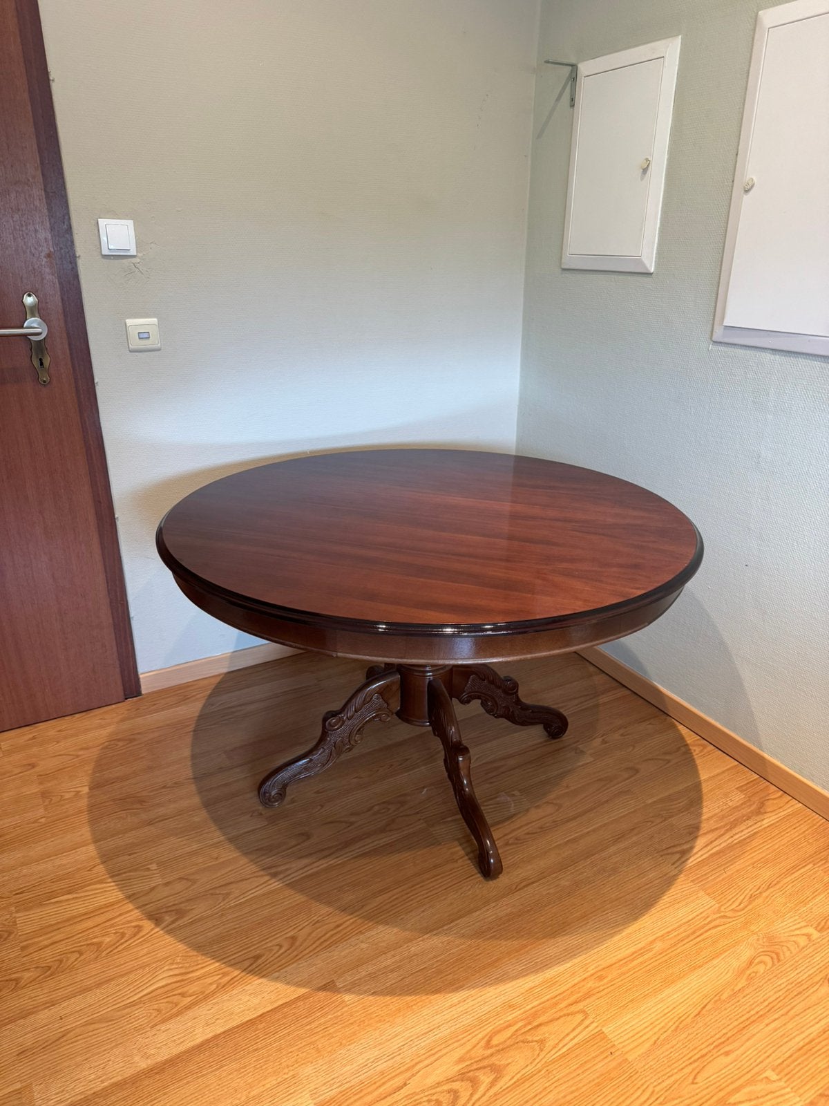 Table ronde en bois avec pied sculpté, Enlèvement