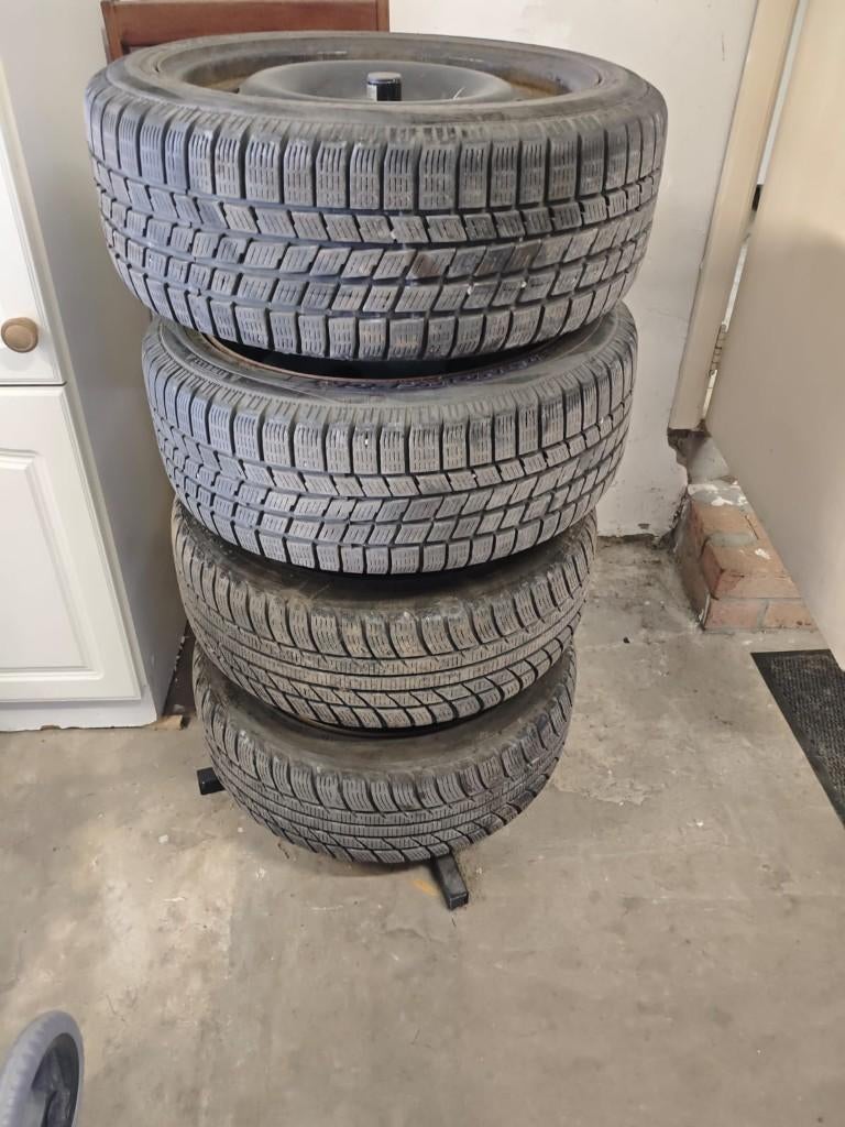 Ford Fiesta pneus sur jantes hiver, Autos : Pièces & Accessoires, Pneus et Jantes, Pneus hiver, 16 pouces, Enlèvement