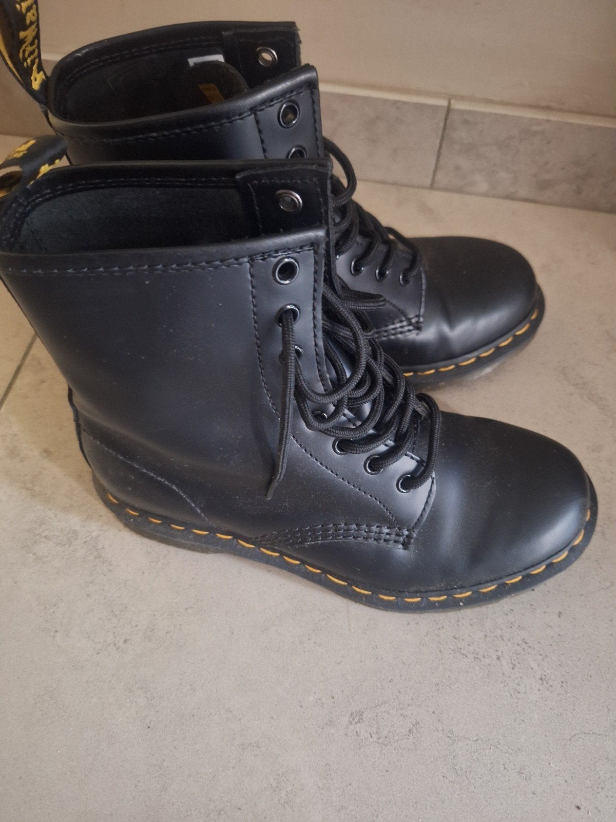 Dr martens schoenen, Ophalen