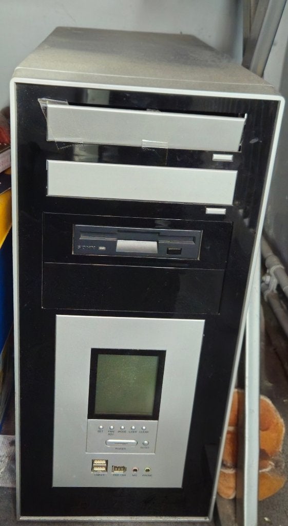 Oude computertoren oude oude computer, Computers en Software, Ophalen of Verzenden, Gebruikt, Met videokaart, HDD